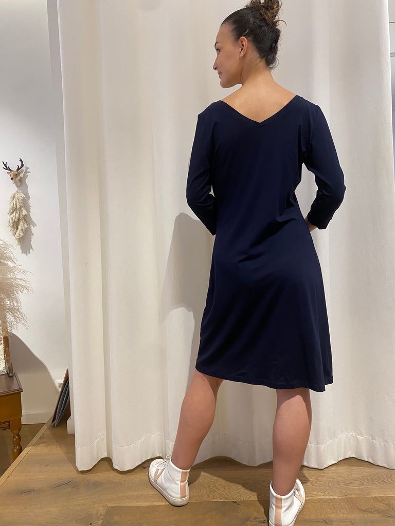 Natacha Cadonici dress Natacha BM robe bleu marine plis graphique asymétrie styliste belge créatrice belge mode durable 