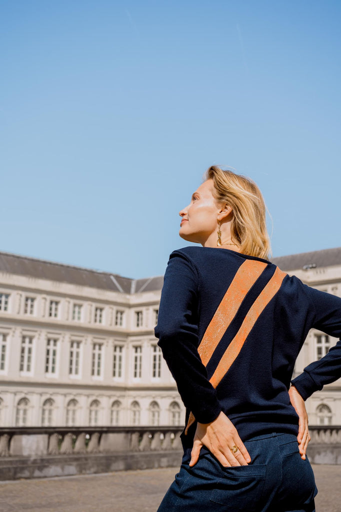 Natacha Cadonici pull Ambre pull en laine bleu marine orange fluo graphique asymétrie styliste belge créatrice belge mode durable 