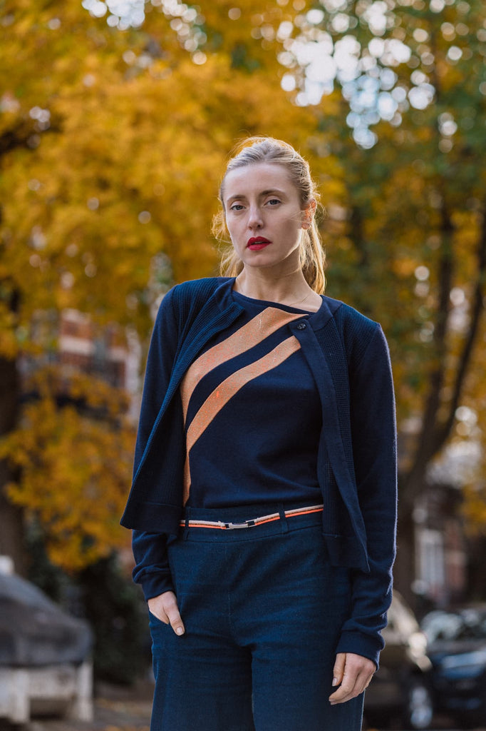 Natacha Cadonici pull Ambre pull en laine bleu marine orange fluo graphique asymétrie styliste belge créatrice belge mode durable 