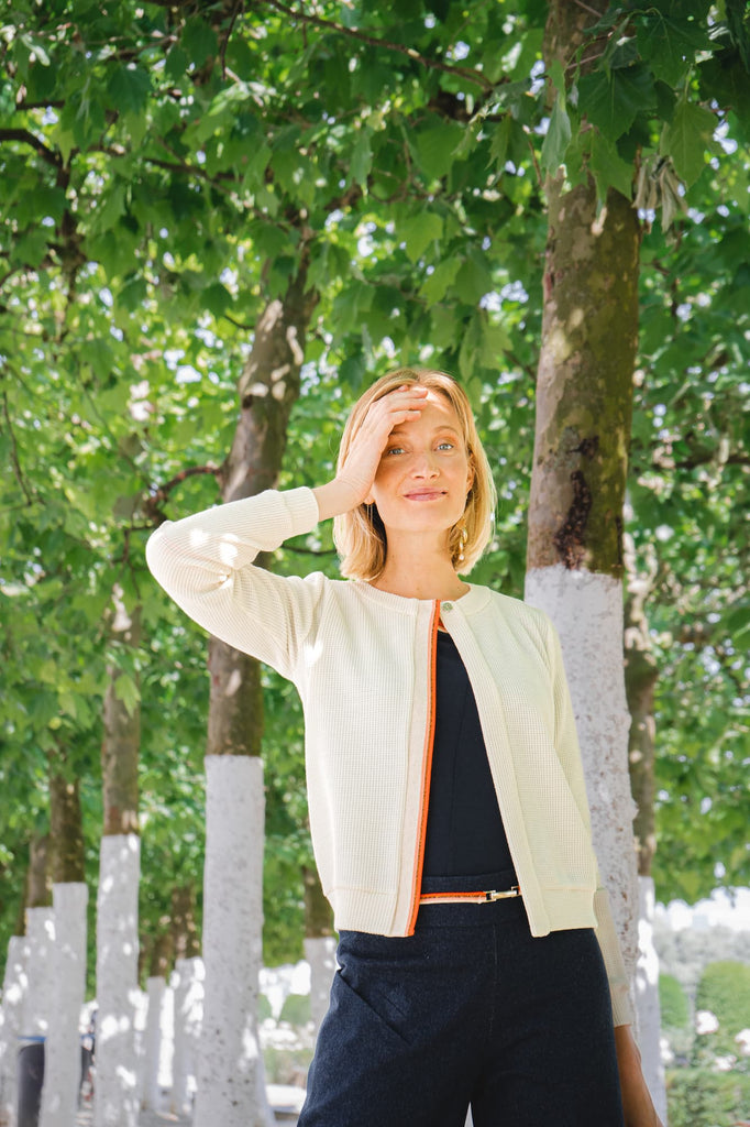 Natacha Cadonici cardigan Louise bl/mo gilet en laine écru orange fluo graphique asymétrie créatrice belge styliste belge mode durable mode écoresponsable mode éthique sustainable fashion made in Belgium made in Brussels