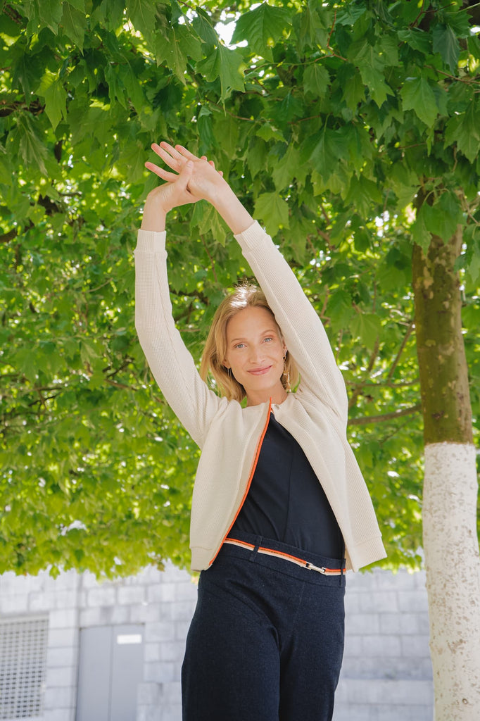 Natacha Cadonici cardigan Louise bl/mo gilet en laine écru orange fluo graphique asymétrie créatrice belge styliste belge mode durable mode écoresponsable mode éthique sustainable fashion made in Belgium made in Brussels