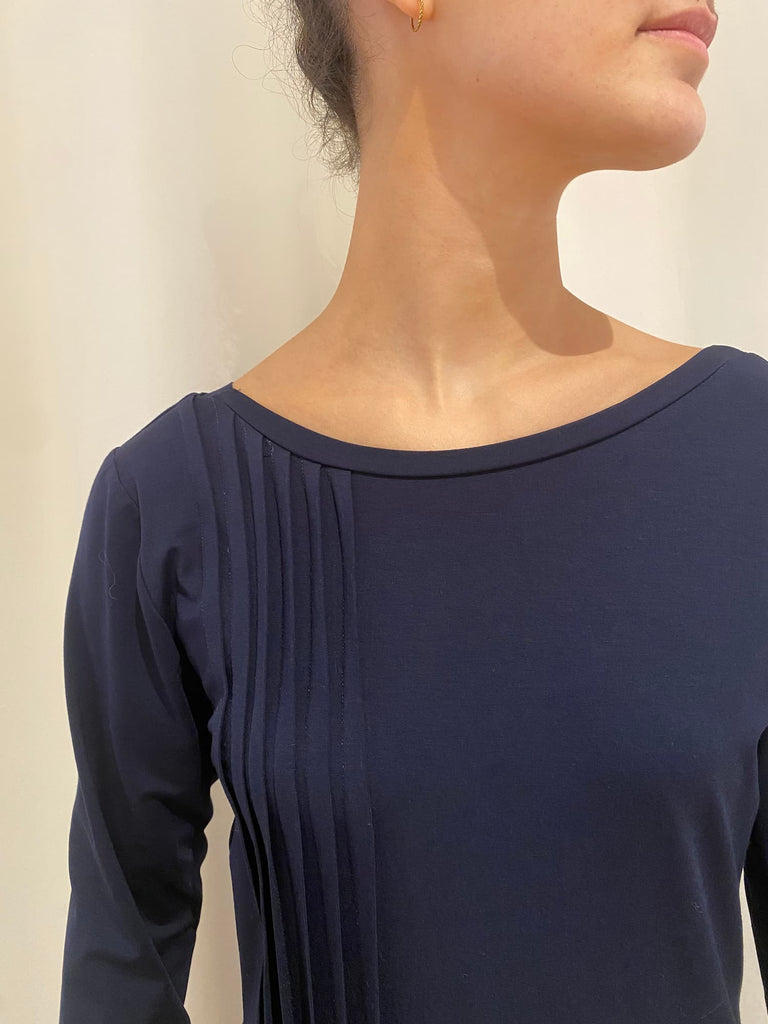 Natacha Cadonici dress Natacha BM robe bleu marine plis graphique asymétrie styliste belge créatrice belge mode durable 