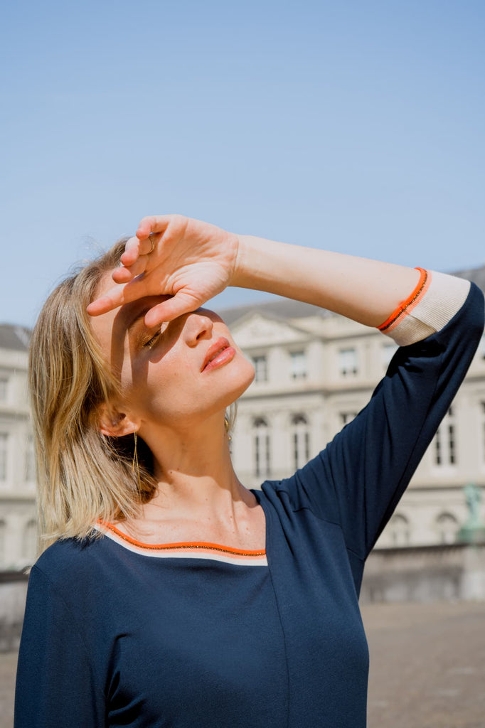 Natacha Cadonici top Anna BM/MO asymétrie top bleu marine orange fluo créatrice belge styliste belge mode durable mode écoresponsable mode éthique sustainable fashion