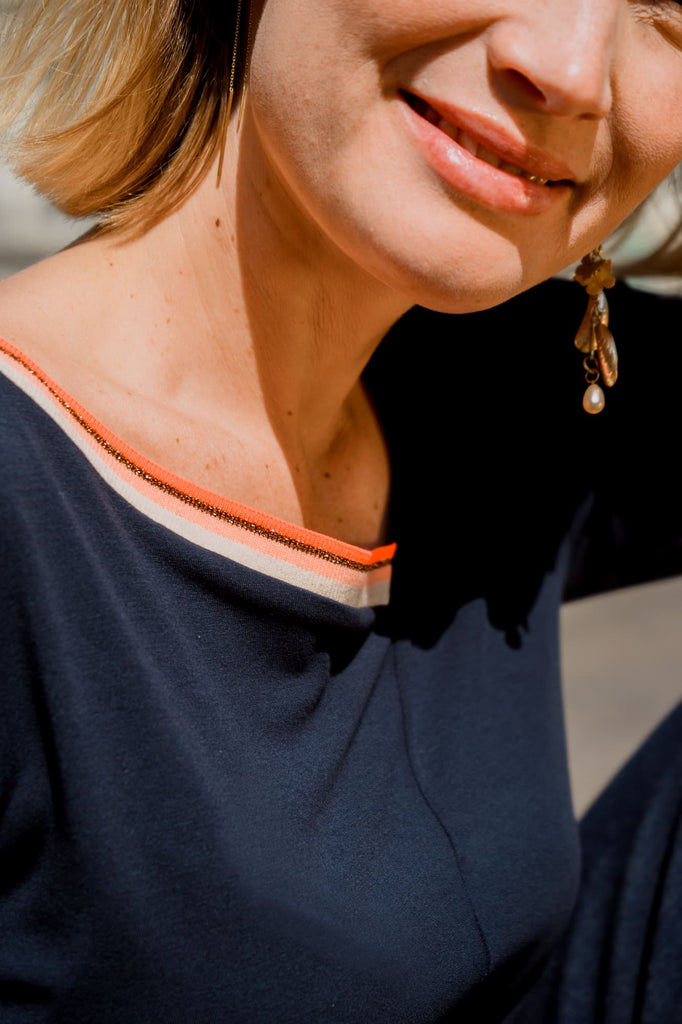 Natacha Cadonici top Anna BM/MO top bleu marine asymétrique orange fluo