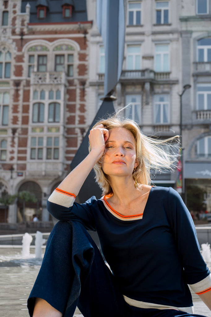 Natacha Cadonici top Anna BM/MO top bleu marine orange fluo asymétrie créatrice belge styliste belge mode belge mode écoresponsable sustainable fashion