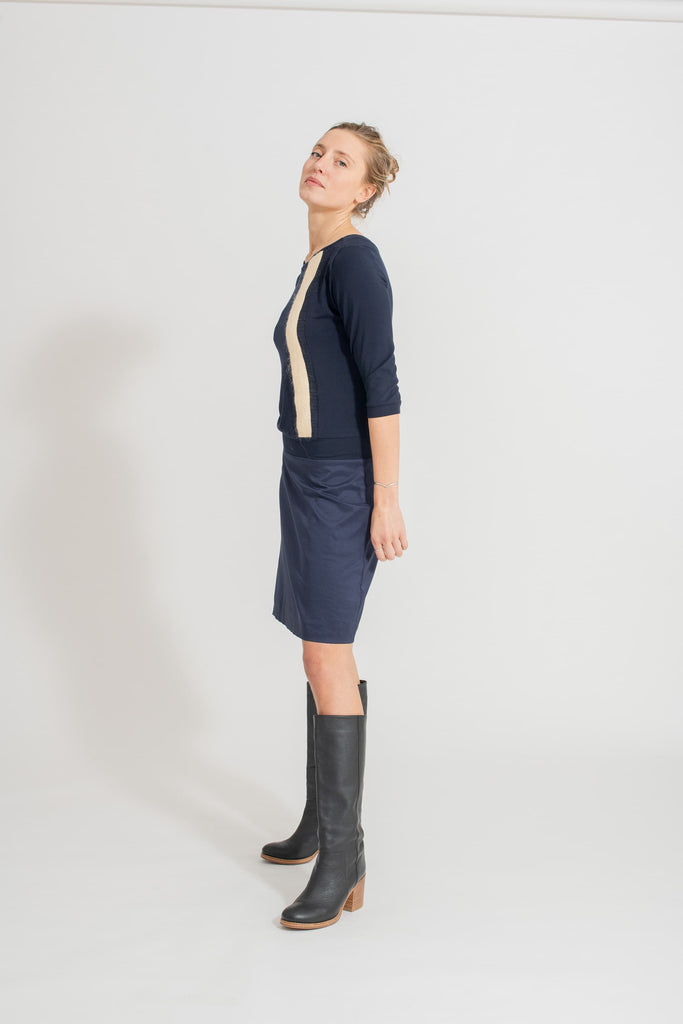 Natacha Cadonici - Dress Aude BM - robe jersey de viscose Oekotex bleu marine designer belge avec bandes graphiques laine blanche et bleu brillant réversible made in Belgium