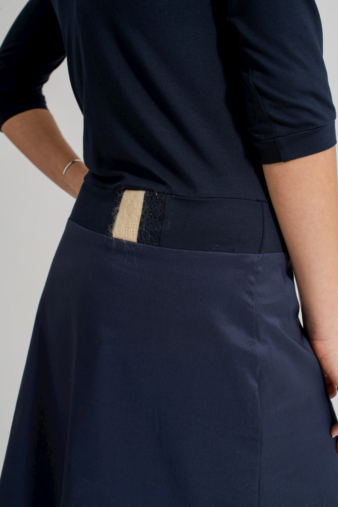 Natacha Cadonici - Dress Aude BM - robe jersey de viscose Oekotex bleu marine designer belge avec bandes graphiques laine blanche et bleu brillant réversible made in Belgium