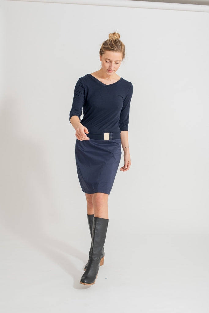 Natacha Cadonici - Dress Aude BM - robe jersey de viscose Oekotex bleu marine designer belge avec bandes graphiques laine blanche et bleu brillant réversible made in Belgium