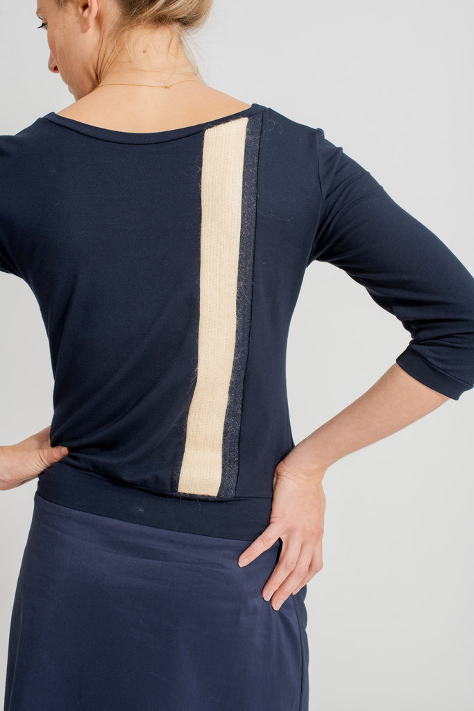 Natacha Cadonici - Dress Aude BM - robe jersey de viscose Oekotex bleu marine designer belge avec bandes graphiques laine blanche et bleu brillant réversible made in Belgium