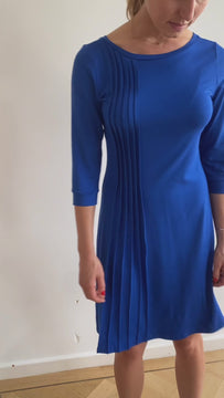 natacha cadonici dress robe jersey viscose bleu électrique Klein plis graphique créateur belge bruxelles sustainable fashion designer belge mode écoresponsable mode durable fait en Belgique fait à Bruxelles styliste belge Belgian fashion designer économie circulaire less is more j’achète belge ik Koop belgisch circuit court made in Belgium économie locale made in brussels shopping brussels who made my clothes ik Koop belgisch circuit court Belgian design made in Belgium 