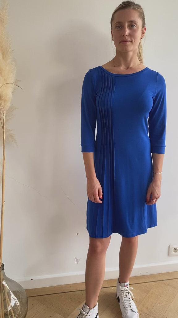 natacha cadonici dress robe jersey viscose bleu électrique Klein plis graphique créateur belge bruxelles sustainable fashion designer belge mode écoresponsable mode durable fait en Belgique fait à Bruxelles styliste belge Belgian fashion designer économie circulaire less is more j’achète belge ik Koop belgisch circuit court made in Belgium économie locale made in brussels shopping brussels who made my clothes ik Koop belgisch circuit court Belgian design made in Belgium 
