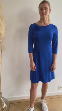 natacha cadonici dress robe jersey viscose bleu électrique Klein plis graphique créateur belge bruxelles sustainable fashion designer belge mode écoresponsable mode durable fait en Belgique fait à Bruxelles styliste belge Belgian fashion designer économie circulaire less is more j’achète belge ik Koop belgisch circuit court made in Belgium économie locale made in brussels shopping brussels who made my clothes ik Koop belgisch circuit court Belgian design made in Belgium 