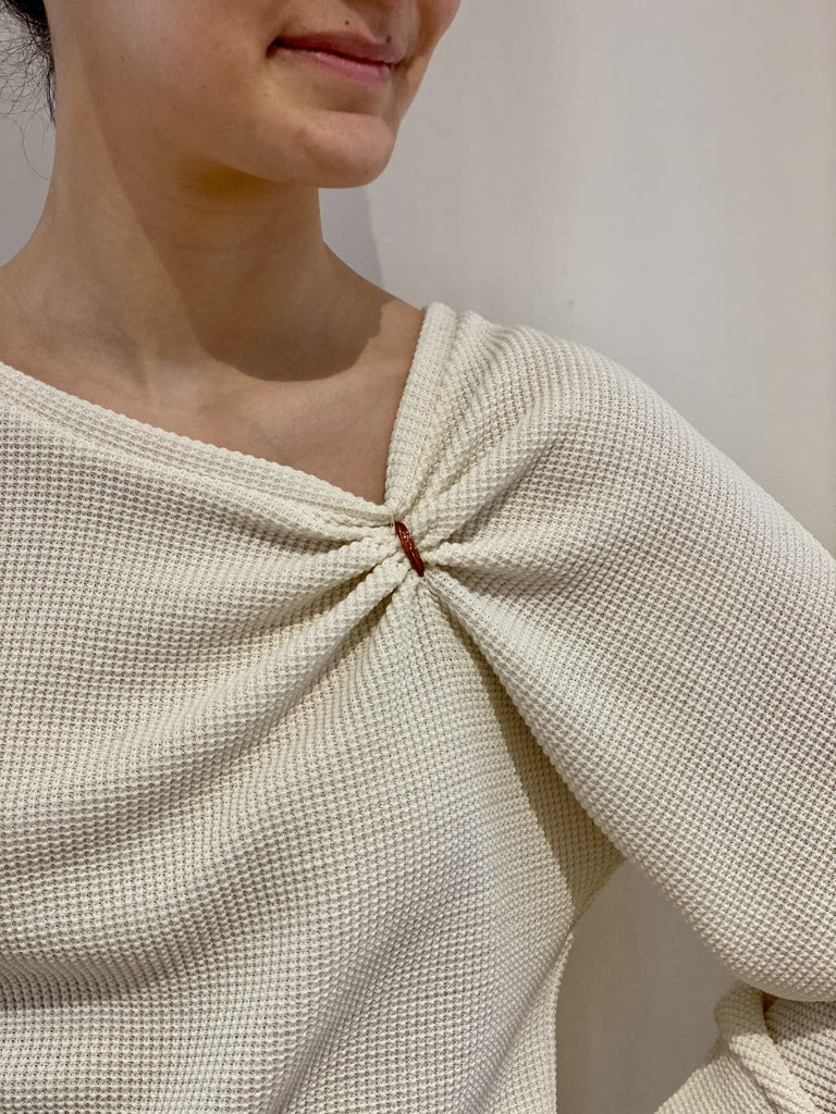 Natacha Cadonici pull Chloe sweat blanc écru cuivré graphique asymétrie styliste belge créatrice belge mode durable