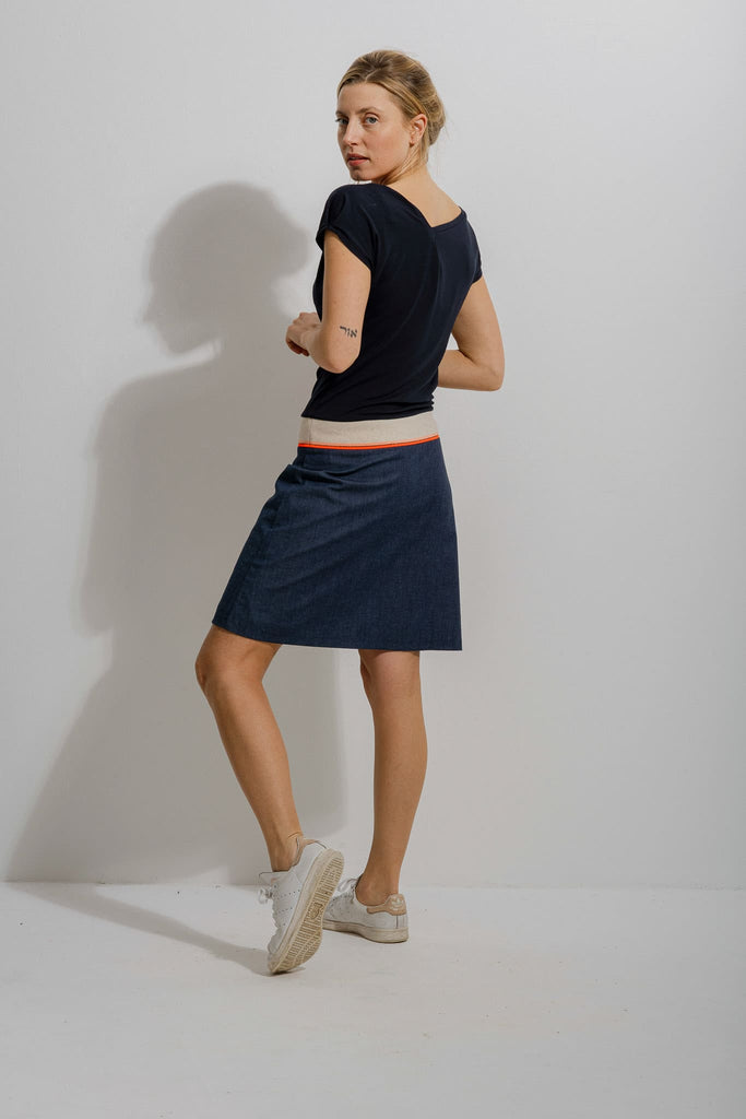 natacha cadonici dress robe trapèze en a évasée jersey viscose bleu marine orange fluo jeans graphique créateur belge bruxelles sustainable fashion designer belge mode écoresponsable mode durable fait en Belgique fait à Bruxelles styliste belge Belgian fashion designer économie circulaire less is more j’achète belge ik Koop belgisch circuit court made in Belgium économie locale made in brussels shopping brussels who made my clothes ik Koop belgisch circuit court Belgian design made in Belgium