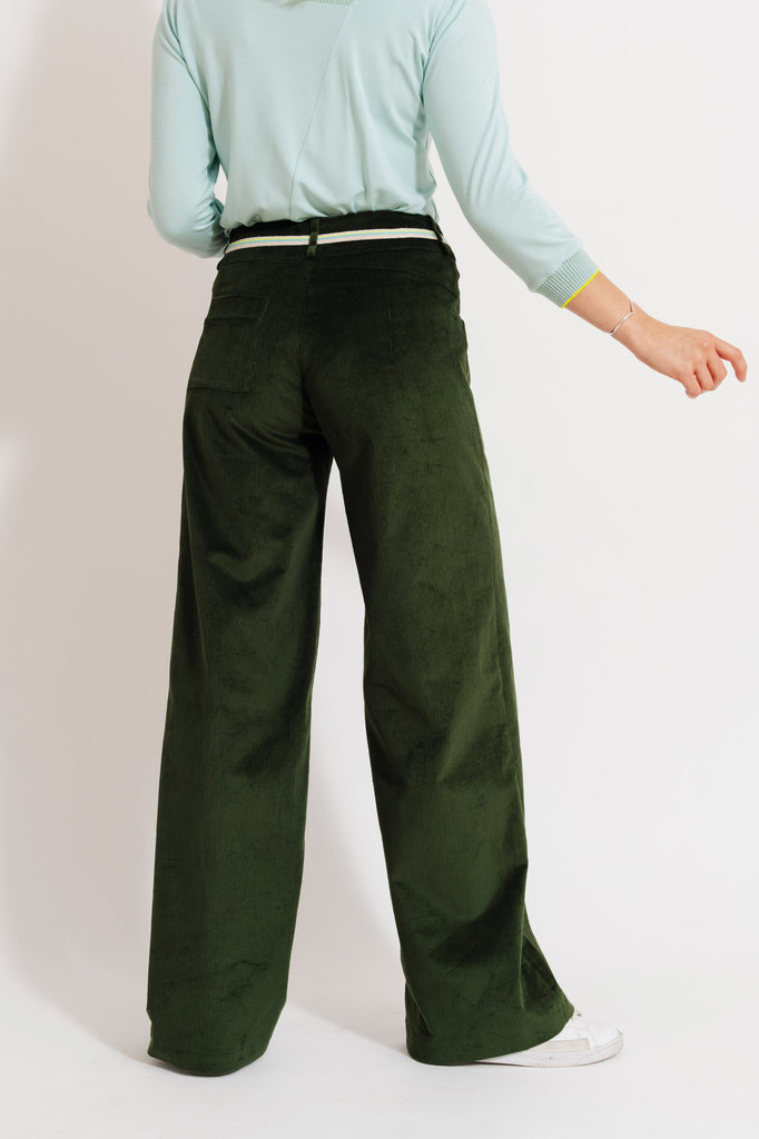 natacha cadonici pantalon large Cotton Oekotex velours vert créateur belge bruxelles sustainable fashion designer belge mode écoresponsable mode durable fait en Belgique fait à Bruxelles styliste belge Belgian fashion designer économie circulaire less is more j’achète belge ik Koop belgisch circuit court made in Belgium économie locale made in brussels shopping brussels who made my clothes ik Koop belgisch circuit court Belgian design made in Belgium 