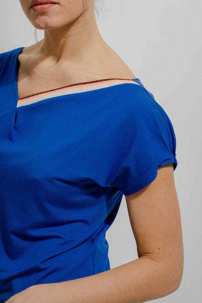 Natacha-Cadonici - Top Karo BE/MC - top designer belge bleu jersey de viscose Oekotex électrique avec ruban écru mangue lurex cuivré made in Belgium