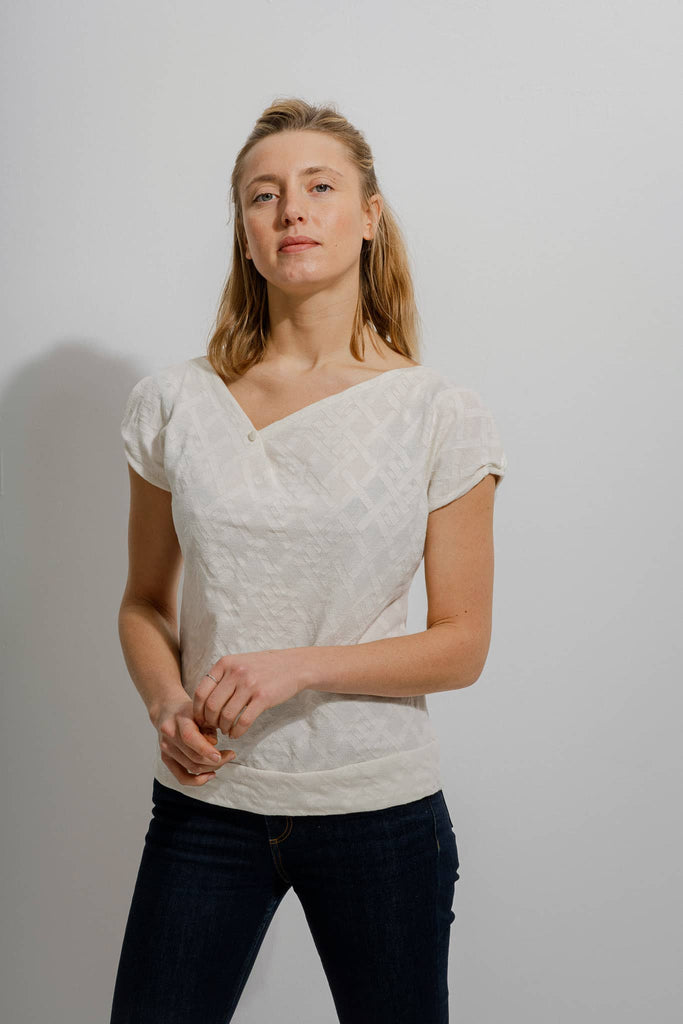 natacha cadonici tee shirt jersey viscose Oekotex blanc écru jacquard graphique reversible créateur belge bruxelles sustainable fashion designer belge mode écoresponsable mode durable fait en Belgique fait à Bruxelles styliste belge Belgian fashion designer économie circulaire less is more j’achète belge ik Koop belgisch circuit court made in Belgium économie locale made in brussels shopping brussels who made my clothes ik Koop belgisch circuit court Belgian design made in Belgium 