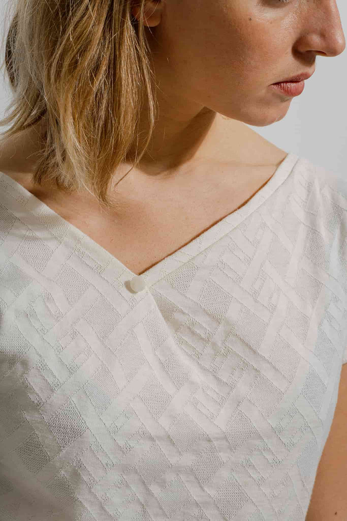natacha cadonici tee shirt jersey viscose Oekotex blanc écru jacquard graphique reversible créateur belge bruxelles sustainable fashion designer belge mode écoresponsable mode durable fait en Belgique fait à Bruxelles styliste belge Belgian fashion designer économie circulaire less is more j’achète belge ik Koop belgisch circuit court made in Belgium économie locale made in brussels shopping brussels who made my clothes ik Koop belgisch circuit court Belgian design made in Belgium 