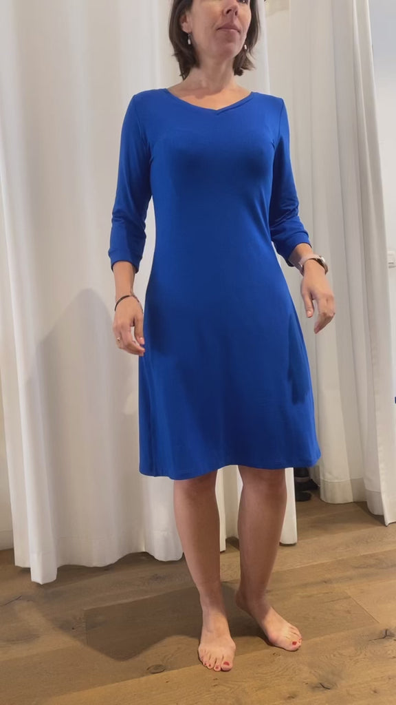 natacha cadonici dress robe jersey viscose bleu électrique Klein plis graphique créateur belge bruxelles sustainable fashion designer belge mode écoresponsable mode durable fait en Belgique fait à Bruxelles styliste belge Belgian fashion designer économie circulaire less is more j’achète belge ik Koop belgisch circuit court made in Belgium économie locale made in brussels shopping brussels who made my clothes ik Koop belgisch circuit court Belgian design made in Belgium 