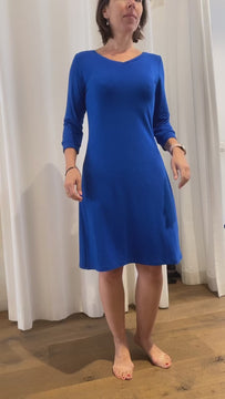 natacha cadonici dress robe jersey viscose bleu électrique Klein plis graphique créateur belge bruxelles sustainable fashion designer belge mode écoresponsable mode durable fait en Belgique fait à Bruxelles styliste belge Belgian fashion designer économie circulaire less is more j’achète belge ik Koop belgisch circuit court made in Belgium économie locale made in brussels shopping brussels who made my clothes ik Koop belgisch circuit court Belgian design made in Belgium 