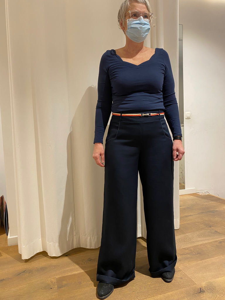 natacha cadonici pantalon large tencel Oekotex bleu marine orange fluo graphique créateur belge bruxelles sustainable fashion designer belge mode écoresponsable mode durable fait en Belgique fait à Bruxelles styliste belge Belgian fashion designer économie circulaire less is more j’achète belge ik Koop belgisch circuit court made in Belgium économie locale made in brussels shopping brussels who made my clothes ik Koop belgisch circuit court Belgian design made in Belgium