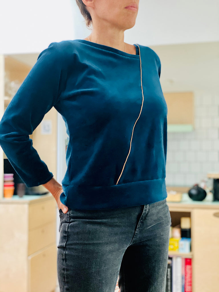 natacha cadonici FW22 créateur belge bruxelles sweat velours coton Oekotex lurex cuivré réversible confortable sustainable fashion designer belge mode écoresponsable mode durable fait en Belgique fait à Bruxelles local styliste belge Belgian fashion designer économie circulaire less is more j’achète belge ik Koop belgisch circuit court Belgian design made in Belgium économie locale made in brussels shop local shop in brussels who made my clothes slow shopping 