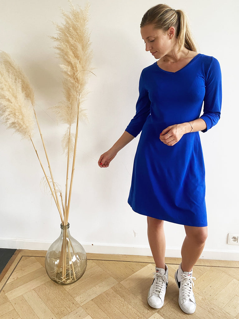 natacha cadonici dress robe jersey viscose bleu électrique Klein plis graphique créateur belge bruxelles sustainable fashion designer belge mode écoresponsable mode durable fait en Belgique fait à Bruxelles styliste belge Belgian fashion designer économie circulaire less is more j’achète belge ik Koop belgisch circuit court made in Belgium économie locale made in brussels shopping brussels who made my clothes ik Koop belgisch circuit court Belgian design made in Belgium 