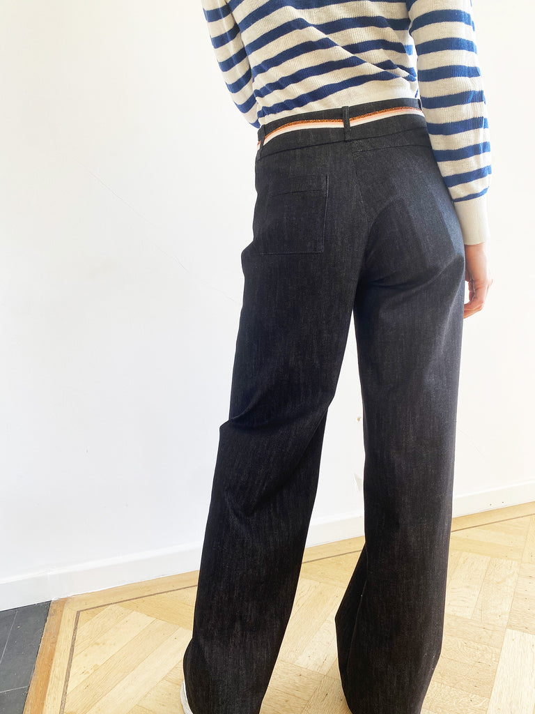 natacha cadonici pantalon large Cotton Oekotex jeans anthracite créateur belge bruxelles sustainable fashion designer belge mode écoresponsable mode durable fait en Belgique fait à Bruxelles styliste belge Belgian fashion designer économie circulaire less is more j’achète belge ik Koop belgisch circuit court made in Belgium économie locale made in brussels shopping brussels who made my clothes ik Koop belgisch circuit court Belgian design made in Belgium