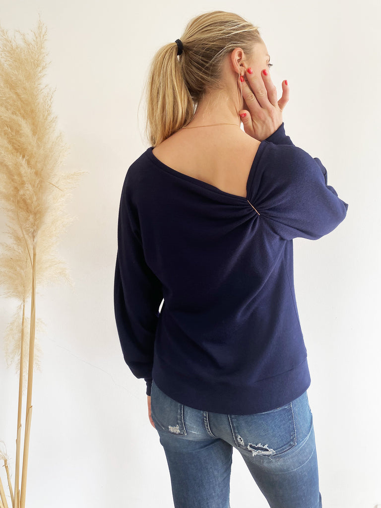 natacha cadonici FW22 créateur belge eco-responsable bruxelles pull manches longues reversible juline sustainable fashion designer belge mode écoresponsable mode durable fait en Belgique fait à Bruxelles local styliste belge Belgian fashion designer économie circulaire less is more j’achète belge ik Koop belgisch circuit court Belgian design made in Belgium économie locale made in brussels shop local shop in brussels who made my clothes slow shopping mode éthique ethical fashion