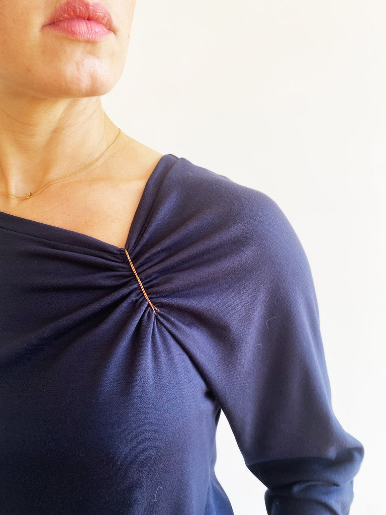 natacha cadonici tee shirt sweat jersey viscose Oekotex bleu marine lurex cuivré fronces asymétrique reversible créateur belge bruxelles sustainable fashion designer belge mode écoresponsable mode durable fait en Belgique fait à Bruxelles styliste belge Belgian fashion designer économie circulaire less is more j’achète belge ik Koop belgisch circuit court made in Belgium économie locale made in brussels shopping brussels who made my clothes ik Koop belgisch circuit court Belgian design made in Belgium 