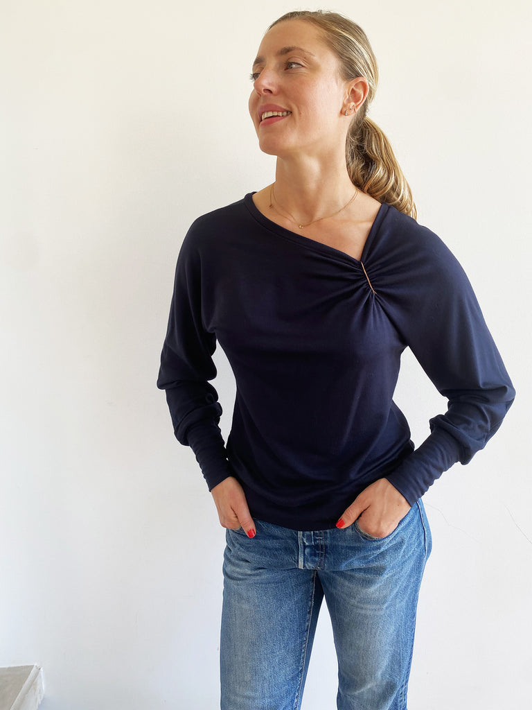 natacha cadonici tee shirt sweat jersey viscose Oekotex bleu marine lurex cuivré fronces asymétrique reversible créateur belge bruxelles sustainable fashion designer belge mode écoresponsable mode durable fait en Belgique fait à Bruxelles styliste belge Belgian fashion designer économie circulaire less is more j’achète belge ik Koop belgisch circuit court made in Belgium économie locale made in brussels shopping brussels who made my clothes ik Koop belgisch circuit court Belgian design made in Belgium 