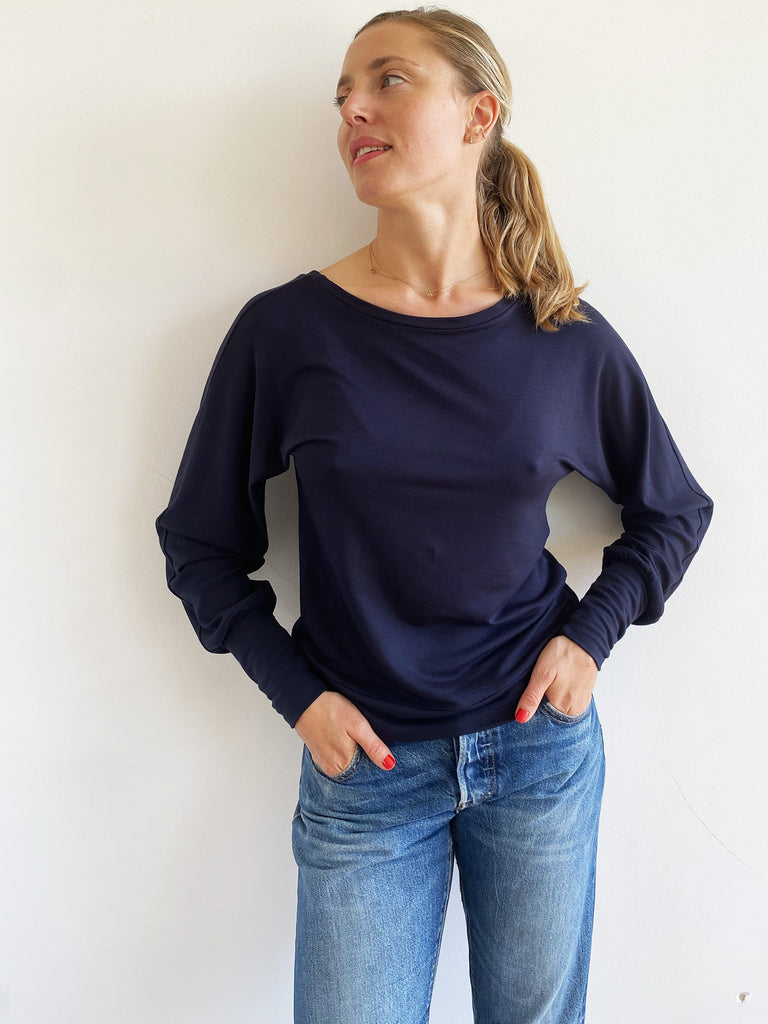 natacha cadonici tee shirt sweat jersey viscose Oekotex bleu marine lurex cuivré fronces asymétrique reversible créateur belge bruxelles sustainable fashion designer belge mode écoresponsable mode durable fait en Belgique fait à Bruxelles styliste belge Belgian fashion designer économie circulaire less is more j’achète belge ik Koop belgisch circuit court made in Belgium économie locale made in brussels shopping brussels who made my clothes ik Koop belgisch circuit court Belgian design made in Belgium 