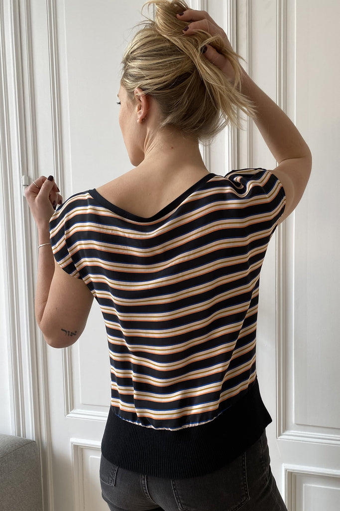natacha cadonici tee shirt top viscose Oekotex noir corail ligné graphique reversible créateur belge bruxelles sustainable fashion designer belge mode écoresponsable mode durable fait en Belgique fait à Bruxelles styliste belge Belgian fashion designer économie circulaire less is more j’achète belge ik Koop belgisch circuit court made in Belgium économie locale made in brussels shopping brussels who made my clothes ik Koop belgisch circuit court Belgian design made in Belgium 