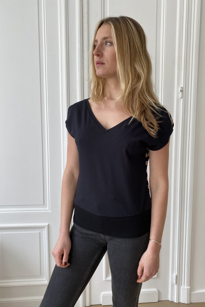 natacha cadonici tee shirt top viscose Oekotex noir corail ligné graphique reversible créateur belge bruxelles sustainable fashion designer belge mode écoresponsable mode durable fait en Belgique fait à Bruxelles styliste belge Belgian fashion designer économie circulaire less is more j’achète belge ik Koop belgisch circuit court made in Belgium économie locale made in brussels shopping brussels who made my clothes ik Koop belgisch circuit court Belgian design made in Belgium 