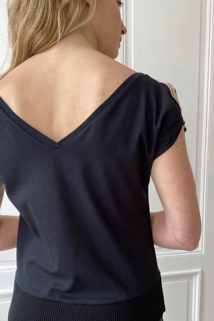 natacha cadonici tee shirt top viscose Oekotex noir corail ligné graphique reversible créateur belge bruxelles sustainable fashion designer belge mode écoresponsable mode durable fait en Belgique fait à Bruxelles styliste belge Belgian fashion designer économie circulaire less is more j’achète belge ik Koop belgisch circuit court made in Belgium économie locale made in brussels shopping brussels who made my clothes ik Koop belgisch circuit court Belgian design made in Belgium 