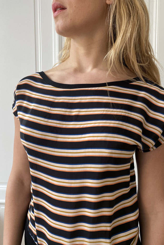 natacha cadonici tee shirt top viscose Oekotex noir corail ligné graphique reversible créateur belge bruxelles sustainable fashion designer belge mode écoresponsable mode durable fait en Belgique fait à Bruxelles styliste belge Belgian fashion designer économie circulaire less is more j’achète belge ik Koop belgisch circuit court made in Belgium économie locale made in brussels shopping brussels who made my clothes ik Koop belgisch circuit court Belgian design made in Belgium 