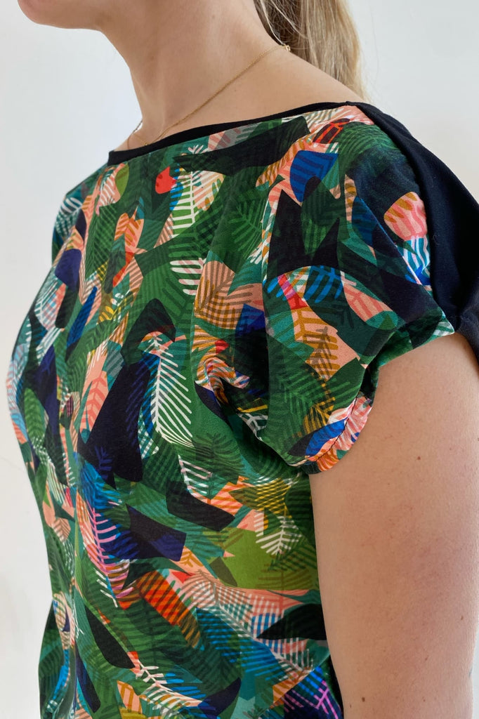 natacha cadonici tee shirt jersey viscose Oekotex noir vert imprimé jungle reversible créateur belge bruxelles sustainable fashion designer belge mode écoresponsable mode durable fait en Belgique fait à Bruxelles styliste belge Belgian fashion designer économie circulaire less is more j’achète belge ik Koop belgisch circuit court made in Belgium économie locale made in brussels shopping brussels who made my clothes ik Koop belgisch circuit court Belgian design made in Belgium 